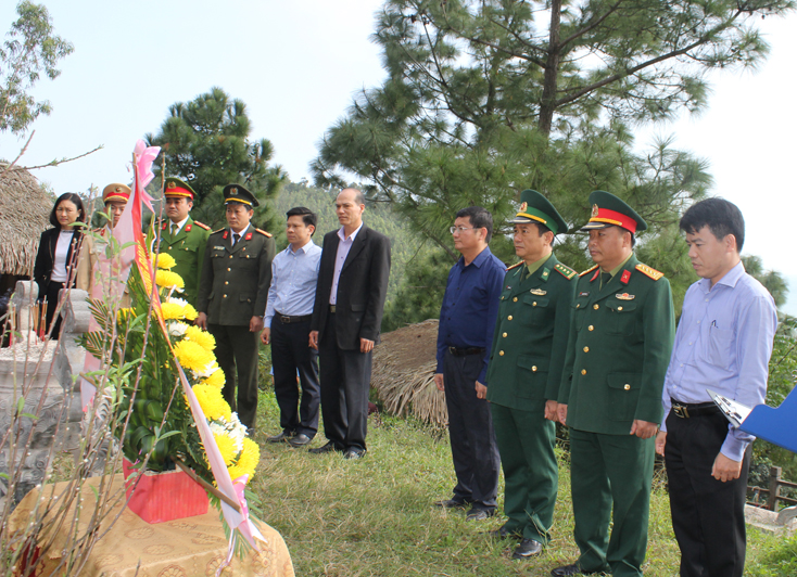 Lễ viếng và dâng hương mộ Đại tướng Võ Nguyên Giáp tại Vũng Chùa - Đảo Yến vào chiều 27 Tết Nguyên đán. 