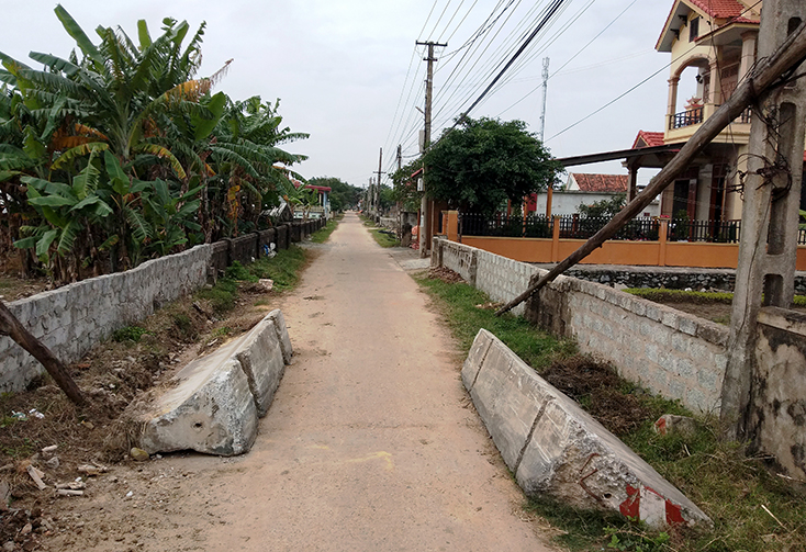 Hai khối bê tông án ngữ mặt đường liên thôn ở xã Quảng Phú.