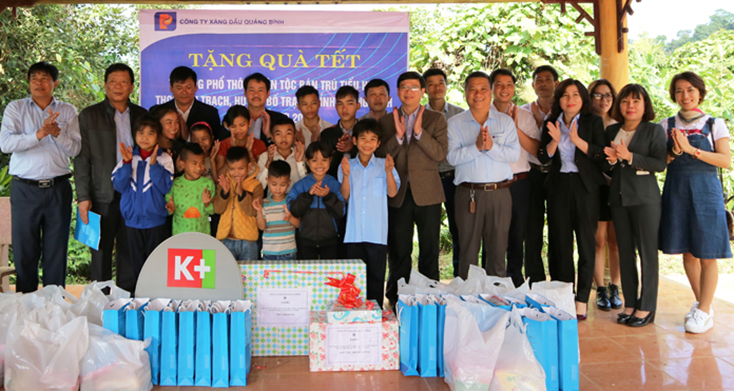 Đại diện Công ty Xăng dầu Quảng Bình tặng quà cho giáo Trường phổ thông dân tộc bán trú tiểu học-THCS xã Tân Trạch.
