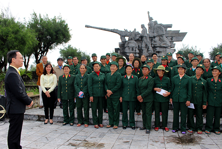 Đại diện Taxi Tiên Sa trò chuyện, thăm hỏi các cựu nữ pháo binh Ngư Thủy.    