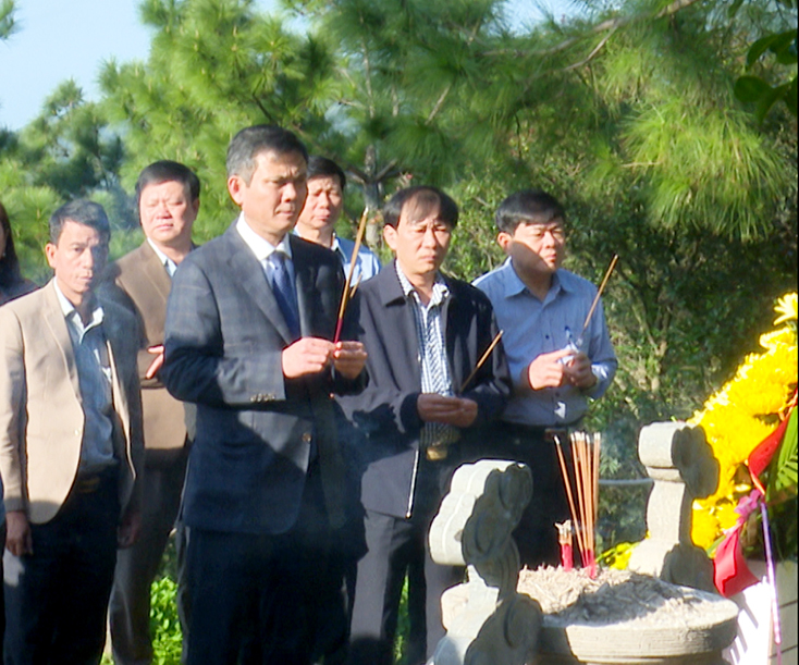 Đồng chí Bí thư Thị ủy Ba Đồn Trần Thắng thắp hương tại mộ Đại tướng Võ Nguyên Giáp.
