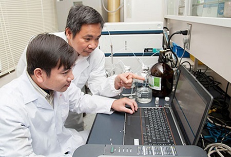  PGS. Trần Đăng Xuân cùng đồng nghiệp tại Phòng thí nghiệm sinh lý, thực vật và hóa sinh. Ảnh: Đại học Hiroshima