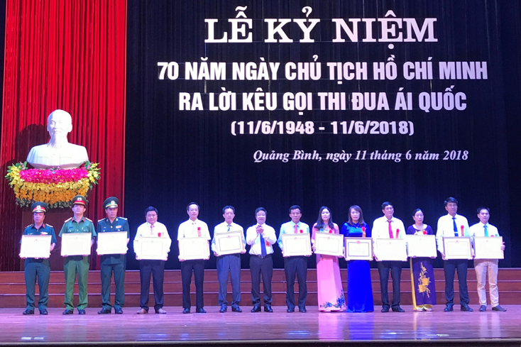 Đồng chí Trưởng ban Tuyên giáo Tỉnh ủy Cao Văn Định tặng bằng khen cho các điển hình tiên tiến của tỉnh trong thực hiện Chỉ thị số 05 của Bộ Chính trị.