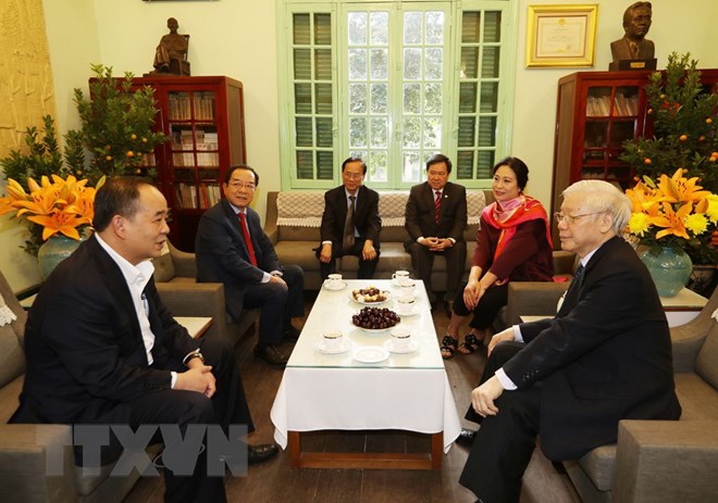 Tổng Bí thư, Chủ tịch nước Nguyễn Phú Trọng thăm hỏi, chúc Tết gia đình đồng chí Lê Duẩn. (Ảnh: Trí Dũng/TTXVN)