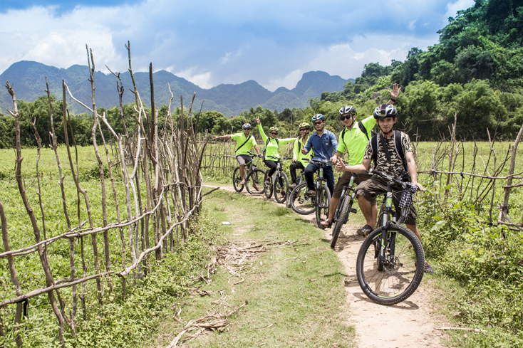 Du lịch Quảng Bình, tạo hấp lực cuốn hút du khách - Hình 2 Du lịch khám phá bằng xe đạp mang lại cảm giác khác biệt cho du khách.