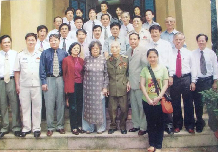Đoàn lãnh đạo tỉnh Quảng Bình và huyện Lệ Thủy chụp ảnh lưu niệm với Đại tướng trong chuyến thăm và chúc Tết Đại tướng năm 2006.