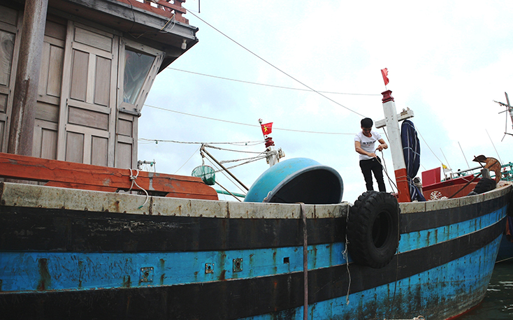 Tàu cá làm dịch vụ hậu cần có công suất 1.032CV của ngư dân Hoàng Văn Tâm (xã Quảng Văn) được ví như  