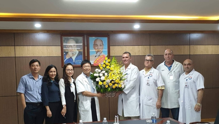 Bác sĩ Dương Thanh Bình, Giám đốc Bệnh viện hữu nghị Việt Nam-Cuba Đồng Hới tặng hoa chúc mừng các chuyên gia y tế Cuba nhân Ngày Thầy thuốc Cuba 3-12.