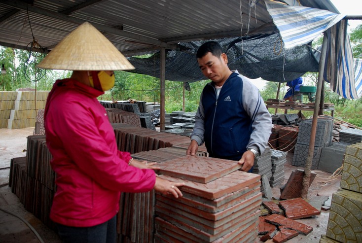 Sau 10 năm đi XKLĐ tại Hàn Quốc, năm 2017, anh Phan Đăng Doanh đã trở về và mở một xưởng sản xuất gạch ốp lát tại quê nhà.
