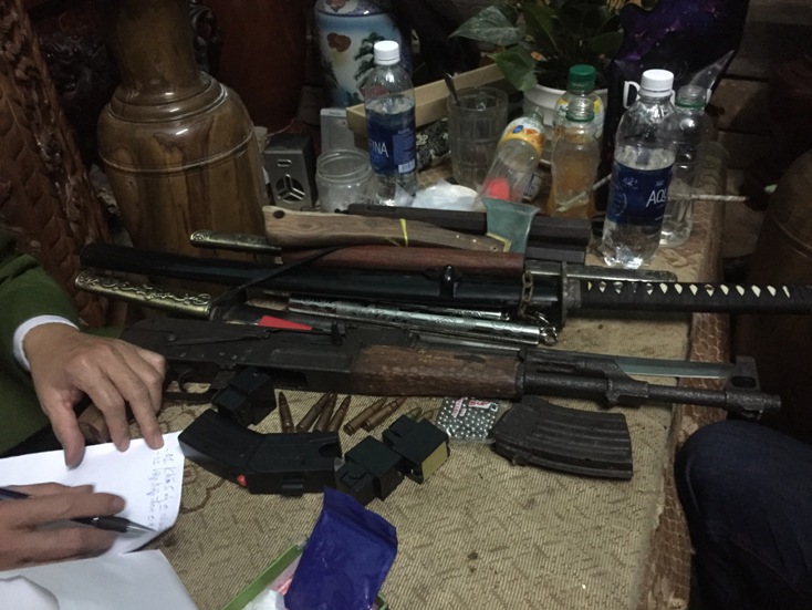 Số vũ khí, hung khí thu giữ tại nhà Trần Thanh Tùng.