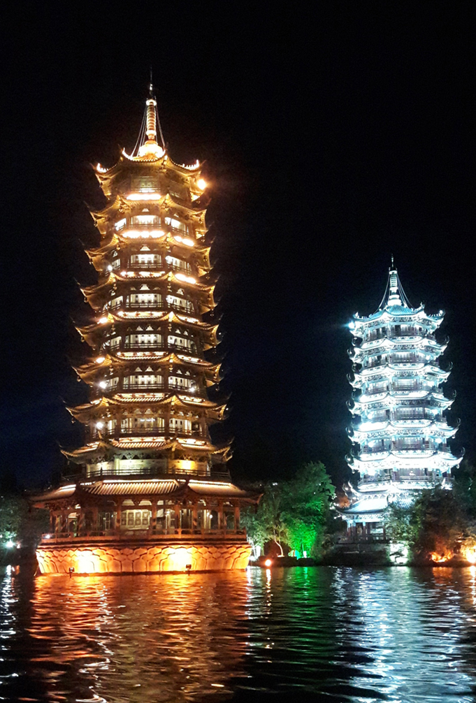 Nhật-Nguyệt song tháp, điểm nhấn của hồ Quế trong tuyến tham quan “hai sông bốn hồ” ở Quế Lâm-Trung Quốc lung linh, huyền ảo.