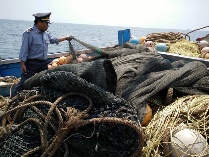 Lực lượng kiểm ngư kiểm tra và xử lý tàu giã cào của Quảng Ngãi.