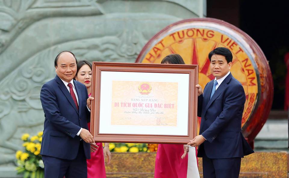 Thủ tướng Nguyễn Xuân Phúc trao Bằng xếp hạng di tích Quốc gia đặc biệt” Gò Đống Đa”. Ảnh: VGP/Quang Hiếu