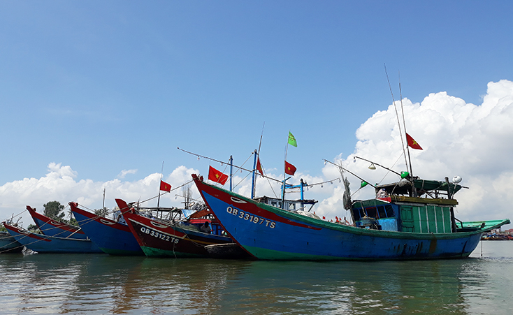 Đội tàu đánh bắt hải sản của ngư dân xã Cảnh Dương, huyện Quảng Trạch.