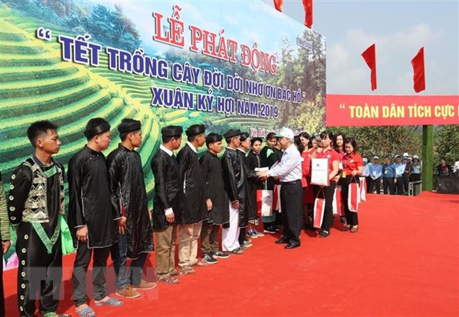 Tổng Bí thư, Chủ tịch nước Nguyễn Phú Trọng tặng 200 suất quà cho đồng bào nghèo, khó khăn của huyện Trấn Yên. (Ảnh : Trí Dũng/TTXVN)