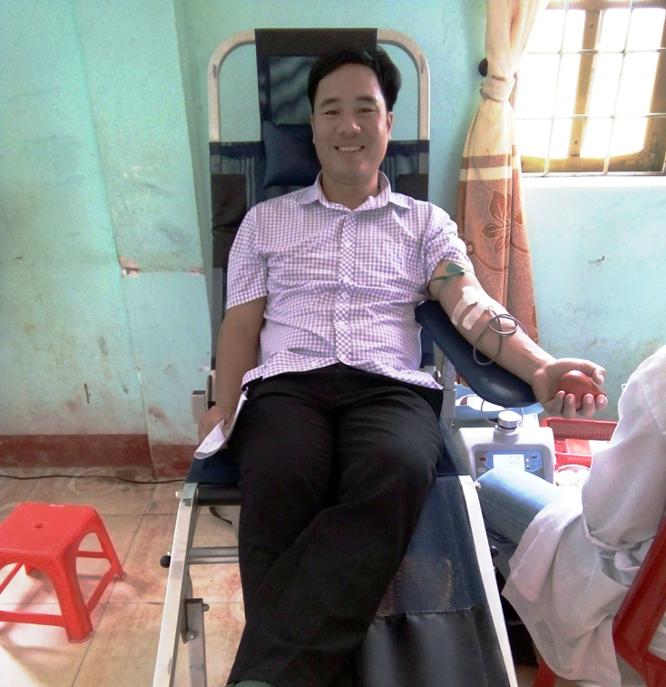 Anh Nguyễn Đức Thuận luôn gương mẫu đi đầu trong mọi phong trào, hoạt động ở Cự Nẫm. (Trong ảnh, anh Thuận đang tham gia hiến máu tình nguyện).