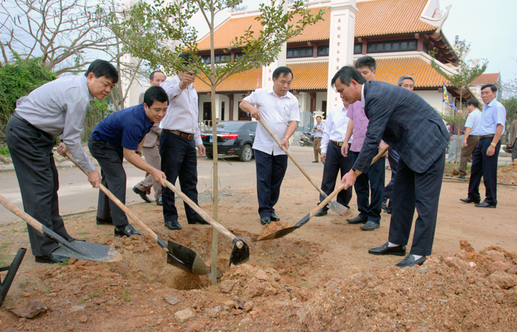 Các đồng chí lãnh đạo TX. Ba Đồn tham gia trồng cây tại đình làng Phan Long.