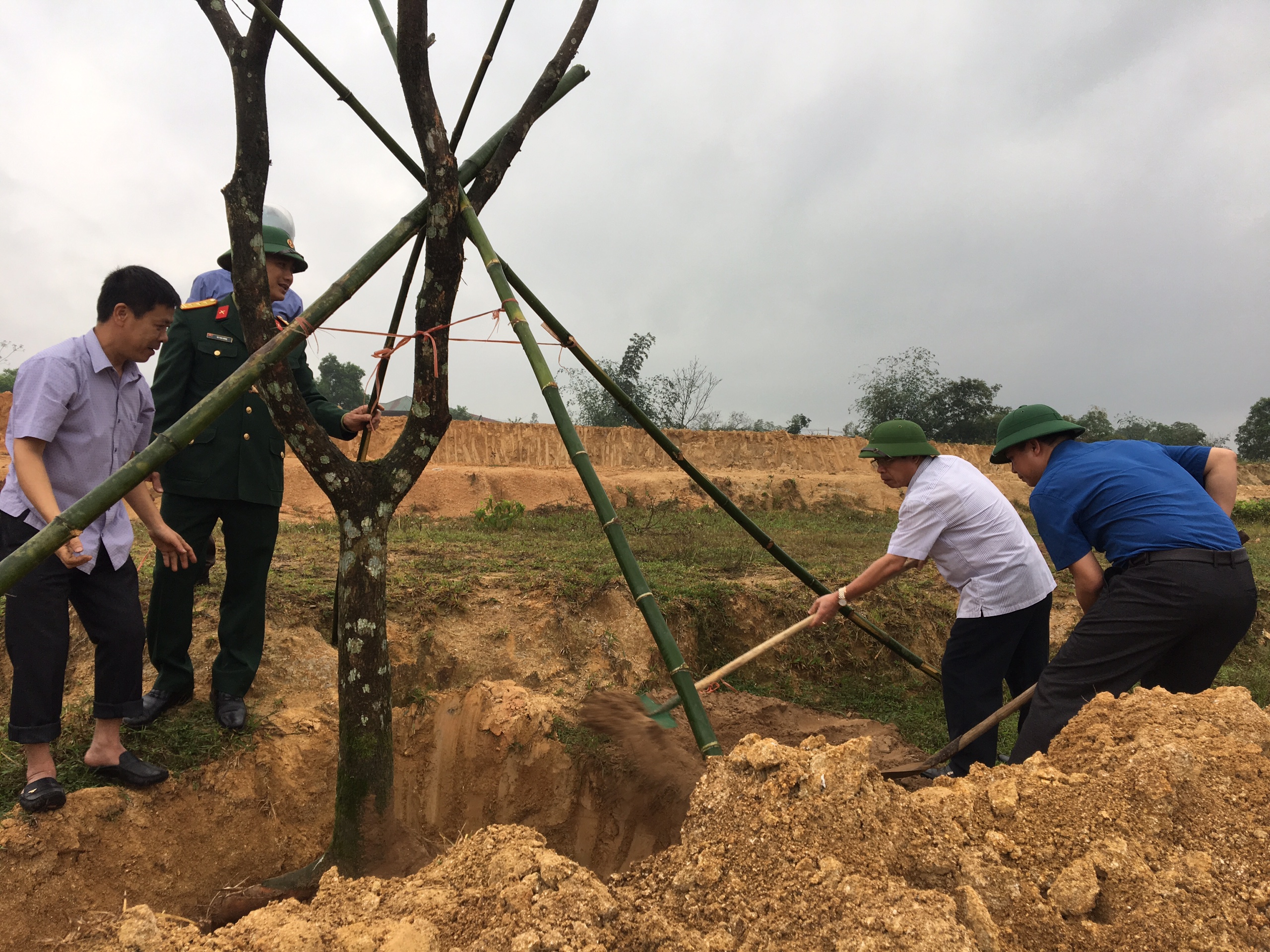 Lãnh đạo huyện Tuyên Hóa hưởng ứng Tết trồng cây năm 2019