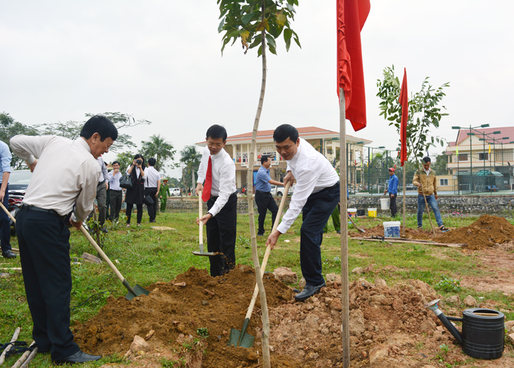 Các đồng chí lãnh đạo huyện Bố Trạch tham gia trồng cây xanh đầu xuân.