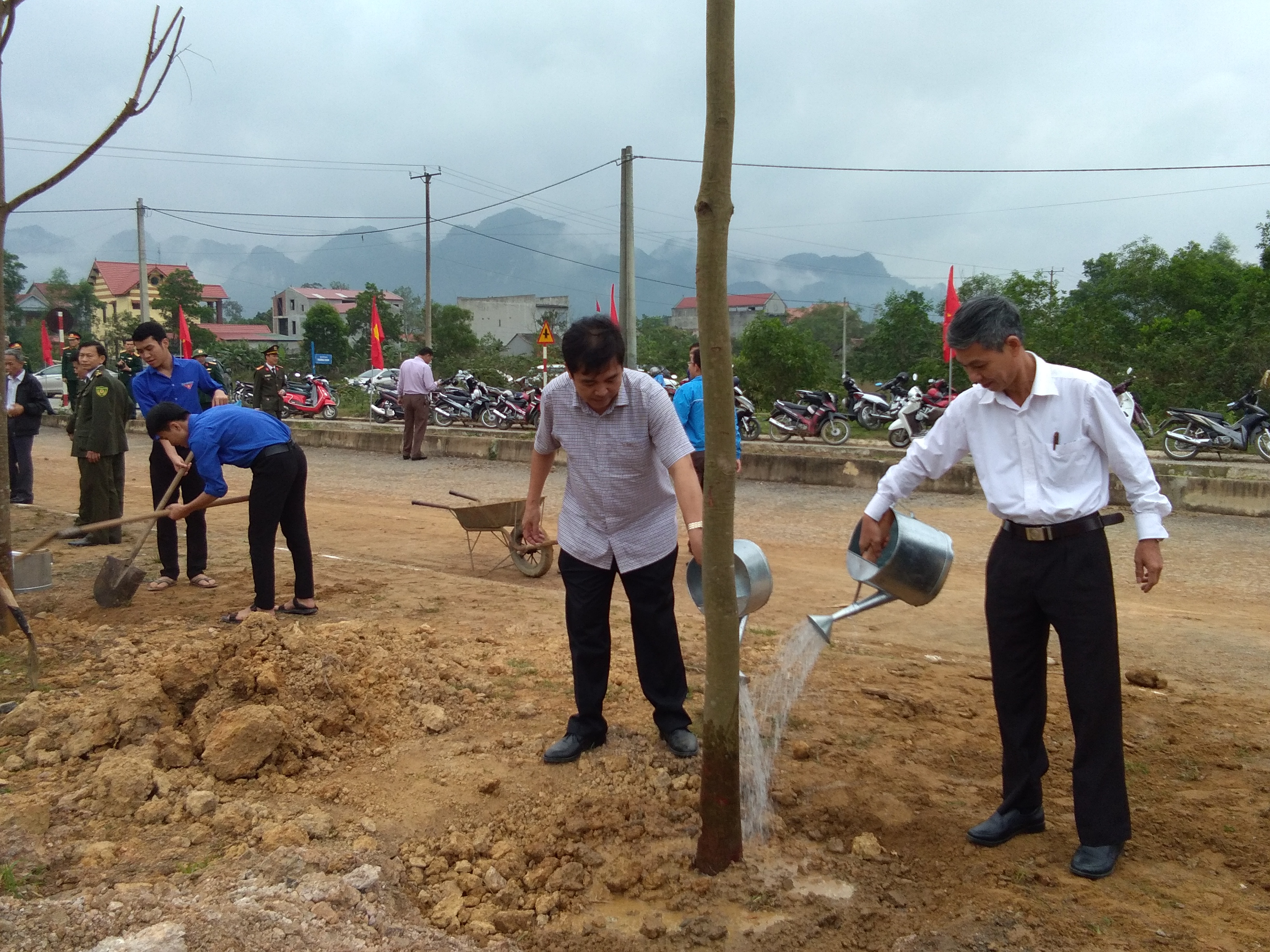 Các đồng chí lãnh đạo huyện Minh Hóa trồng cây hưởng ứng “Tết trồng cây đời đời nhớ ơn Bác Hồ” tại tiểu khu 1, thị trấn Quy Đạt.