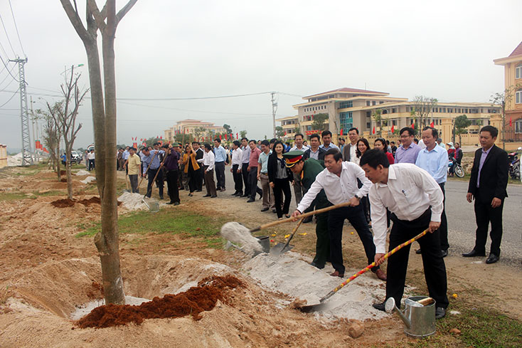 Các đồng chí lãnh đạo huyện Quảng Trạch tham gia trồng cây xanh quanh khuôn viên Huyện ủy và UBND huyện