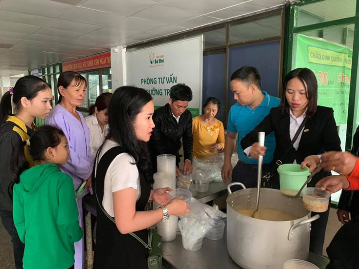  Phát cháo miễn phí cho bệnh nhân nghèo tại bệnh viện Hữu nghị Việt Nam – Cu Ba Đồng Hới.