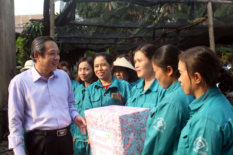 Đồng chí Bí thư Tỉnh uỷ Hoàng Đăng Quang tặng quà và trò chuyện cùng công nhân vườn ươm
