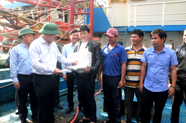 Đồng chí Lê Minh Ngân, TUV, Phó Chủ tịch UBND tỉnh thăm và tặng quà ngư dân tại Khu neo đậu Cảng Hải đội 2, Bộ đội Biên phòng tỉnh,