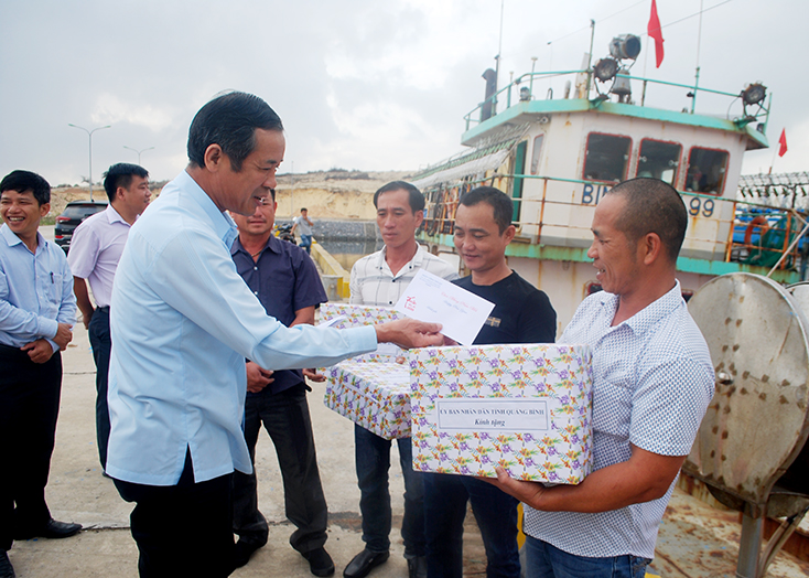 Đồng chí Trần Công Thuật, Chủ tịch UBND tỉnh thăm và tặng quà ngư dân có thuyền đang neo đậu tại Cửa Phú, Nhật Lệ, TP. Đồng Hới.