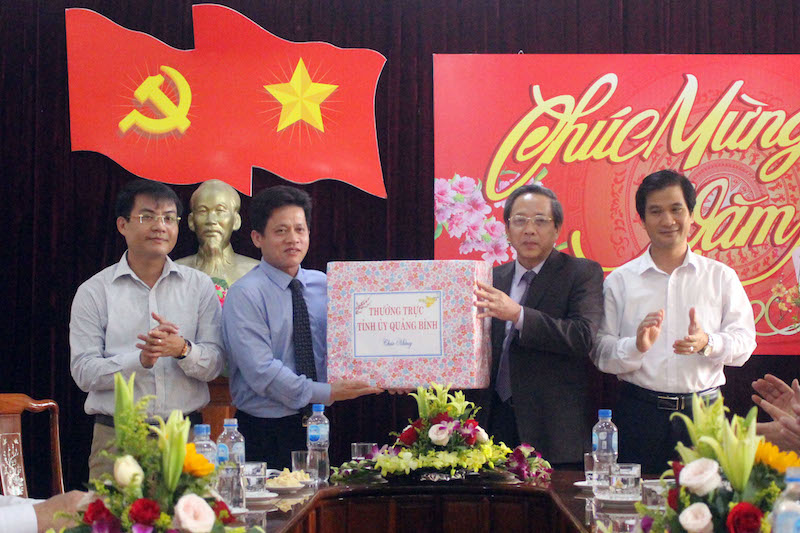 Đồng chí Bí thư Tỉnh uỷ Hoàng Đăng Quang tặng quà chúc mừng năm mới cho huyện Lệ Thuỷ