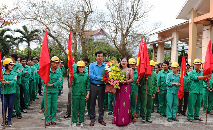 Đồng chí Chủ tịch LĐLĐ tỉnh Nguyễn Lương Bình tặng quà cho Công ty CP VLXD 1/5.
