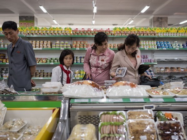 Tại một cửa hàng bách hóa ở thủ đô Bình Nhưỡng ngày 4-6. (Nguồn: AFP/ TTXVN)