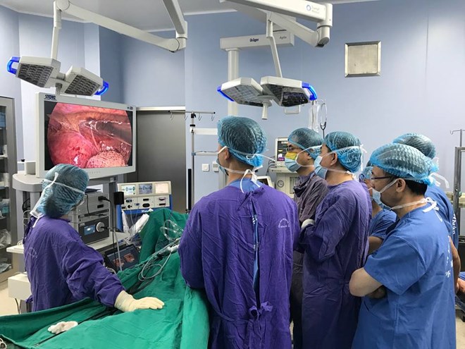 Các bác sỹ Bệnh viện Trung ương Quân đội 108 thực hiện ca phẫu thuật cho bệnh nhân. (Ảnh: PV/Vietnam+)