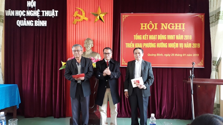 Lãnh đạo Hội Văn học-Nghệ thuật tỉnh trao Kỷ niệm chương Vì sự nghiệp văn học nghệ thuật của Liên hiệp các hội Văn học Nghệ thuật Việt Nam cho các cá nhân có nhiều đóng góp xuất sắc.