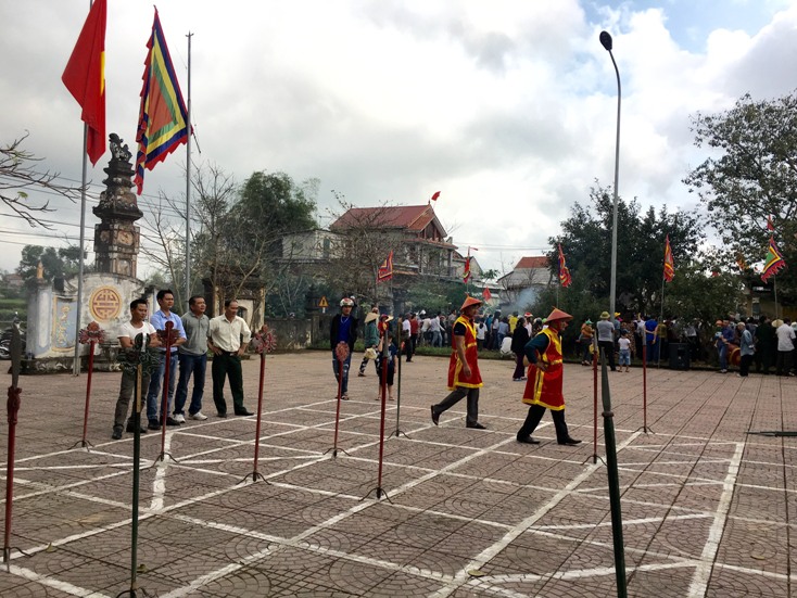 Phần thi cờ người tại lễ hội.