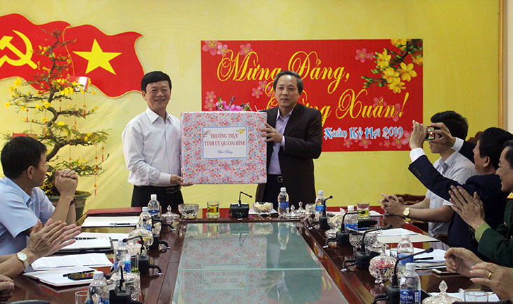 Đồng chí Bí thư Tỉnh ủy Hoàng Đăng Quang tặng quà cho huyện Bố Trạch.