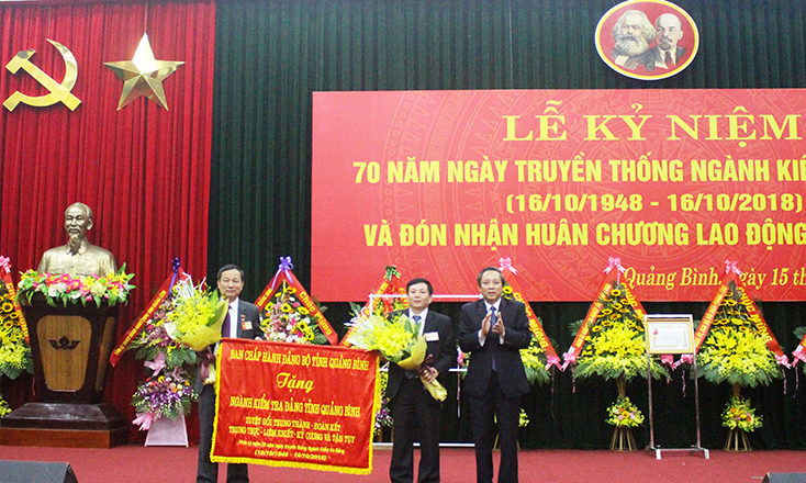 Đồng chí Bí thư Tỉnh ủy Hoàng Đăng Quang trao tặng bức trướng của Ban Chấp hành Đảng bộ tỉnh cho UBKT Tỉnh ủy nhân kỷ niệm 70 năm ngày truyền thống ngành Kiểm tra Đảng.