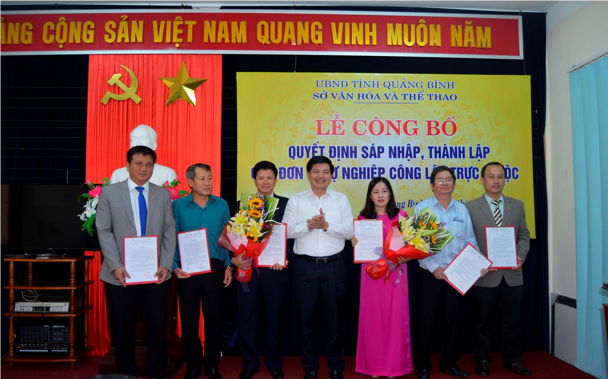 Lãnh đạo Sở VH-TT trao quyết định của Chủ tịch UBND tỉnh và tặng hoa chúc mừng các đơn vị.