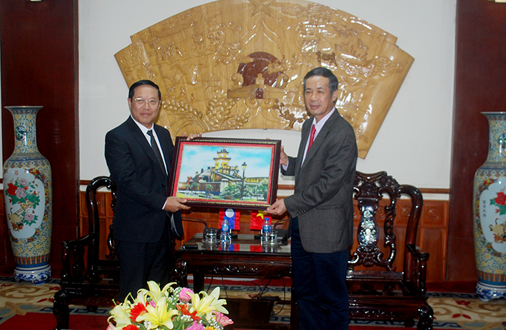 Đồng chí Trần Công Thuật, Chủ tịch UBND tỉnh tặng quà lưu niệm đồng chí Viêng xay Phommachanh, tân Tổng lãnh sứ quán Lào tại TP. Đà Nẵng.