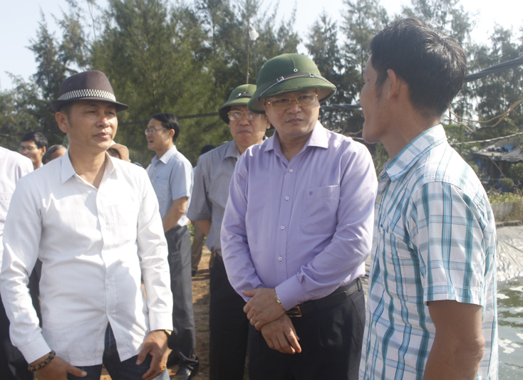 Đồng chí Lê Minh Ngân trao đổi, động viên các chủ mô hình nuôi trồng thủy sản ở xã Ngư Thủy Bắc.