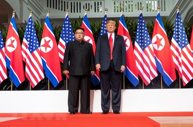 Tổng thống Mỹ Donald Trump (phải) trong cuộc gặp nhà lãnh đạo Triều Tiên Kim Jong-un tại Singapore ngày 12-6-2018. (Nguồn: AFP/TTXVN)