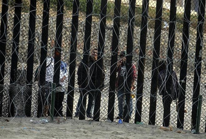 Dòng người di cư tại khu vực biên giới Mỹ-Mexico ở San Diego, bang California (Mỹ) ngày 18-11-2018. (Ảnh: AFP/TTXVN)