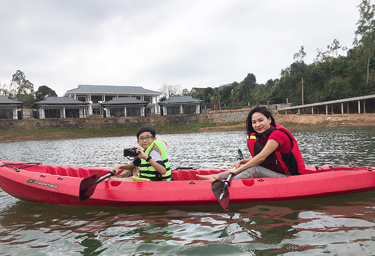 Du khách hài lòng với các dịch vụ tại điểm nghỉ dưỡng Phong Nha Lake House (xã Hưng Trạch, Bố Trạch).