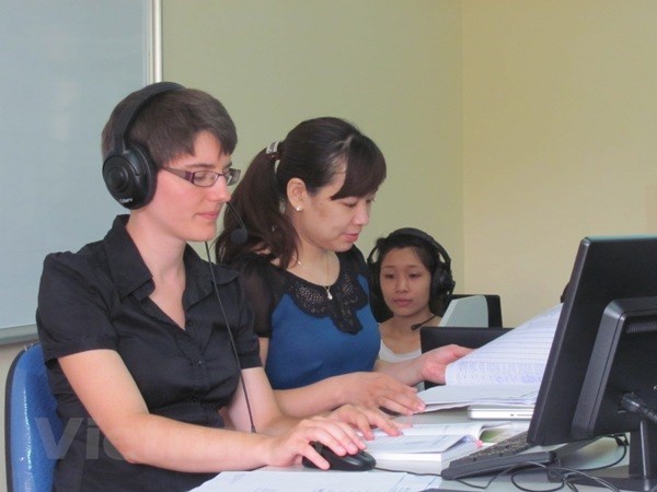   Giảng viên nước ngoài dạy ngoại ngữ cho sinh viên Đại học Hà Nội. (Ảnh: Phạm Mai/Vietnam+)