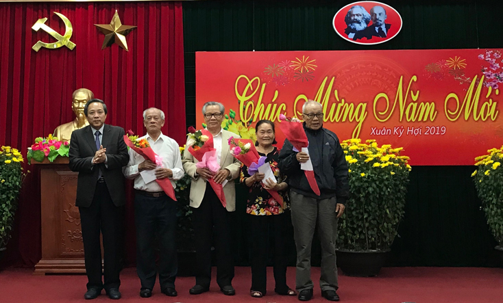 Đồng chí Bí thư Tỉnh uỷ Hoàng Đăng Quang tặng hoa mừng thọ các hội viên cao tuổi