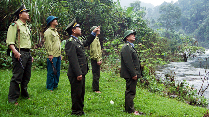 Các lực lượng chức năng phối hợp tuần, tra bảo vệ rừng.