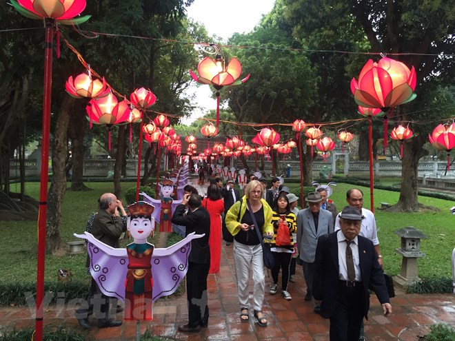 Công chúng trong và ngoài nước đến với Ngày thơ Việt Nam 2019 tổ chức tại Văn Miếu-Quốc Tử Giám, Hà Nội. (Ảnh: PV/Vietnam+)