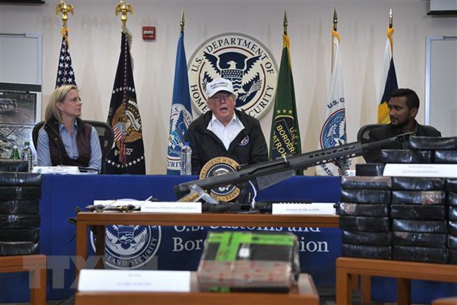 Tổng thống Mỹ Donald Trump (giữa) phát biểu trong chuyến thị sát khu vực biên giới ở McAllen, bang Texas, (Mỹ) ngày 10-1-2019. (Nguồn: AFP/TTXVN)