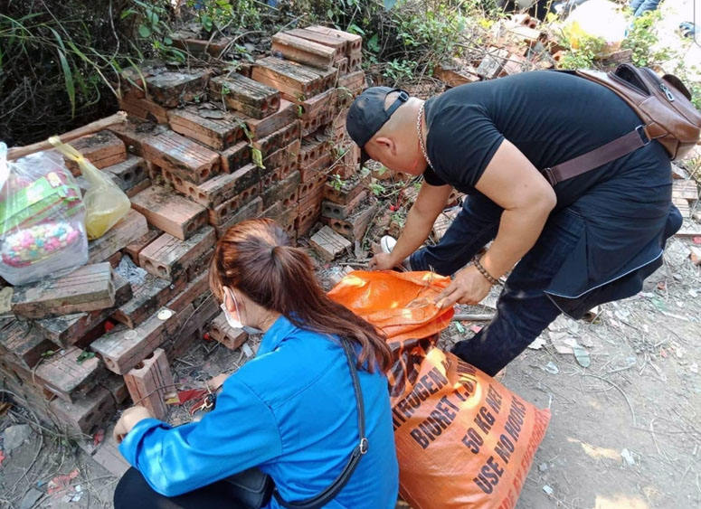 Các tình nguyện viên thu gom rác thải tại khuôn viên chùa Kim Phong-núi Thần Đinh.