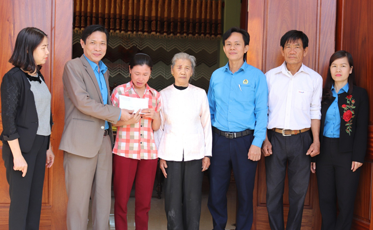 Đại diện lãnh đạo LĐLĐ tỉnh và LĐLĐ TP. Đồng Hới trao tiền hỗ trợ 30 triệu đồng cho đoàn viên Nguyễn Thị Khơi.